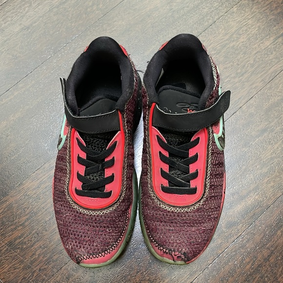 Nike LeBron James sneakers - Picture 2 of 5